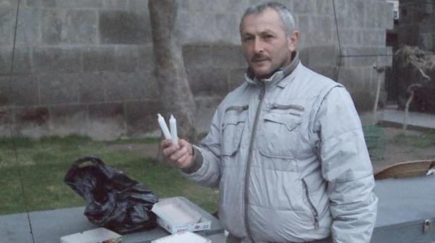 Elektrik Kesintisi Mum Satanların Y&uuml;z&uuml;n&uuml; G&uuml;ld&uuml;rd&uuml;