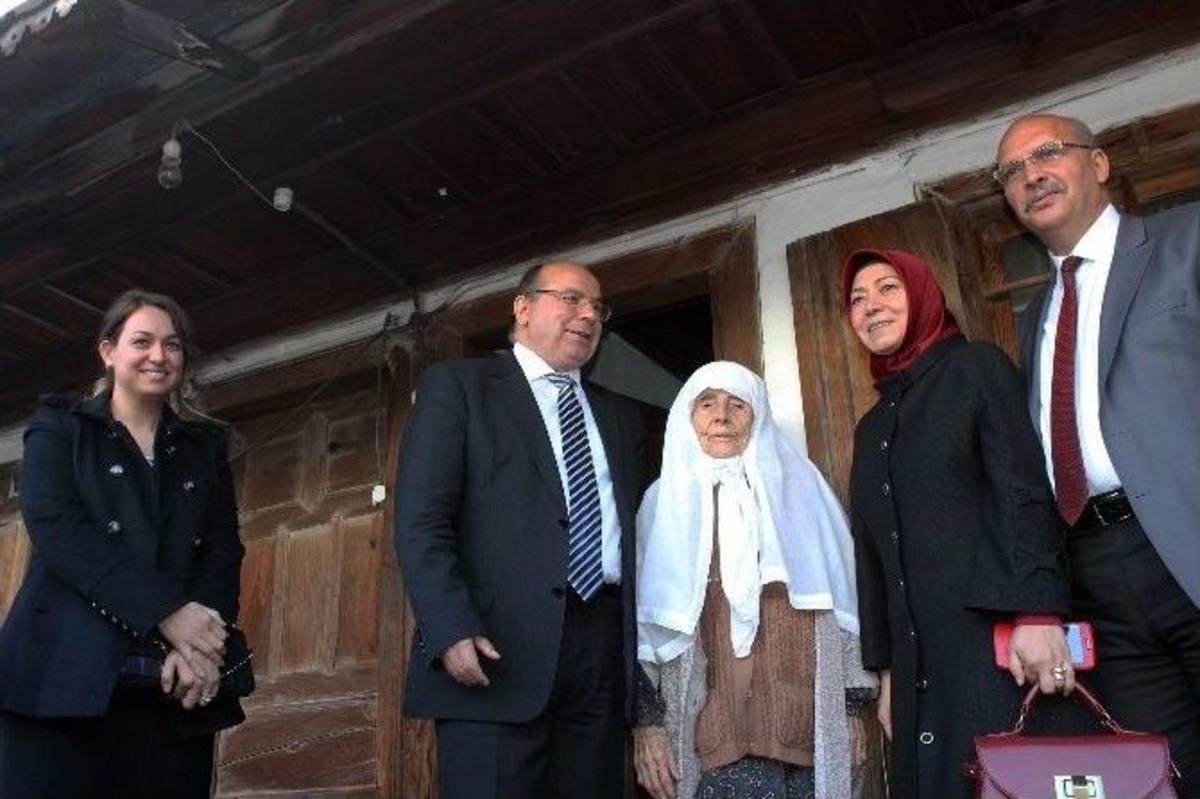 Vali &Ccedil;i&ccedil;ek Halka İndi