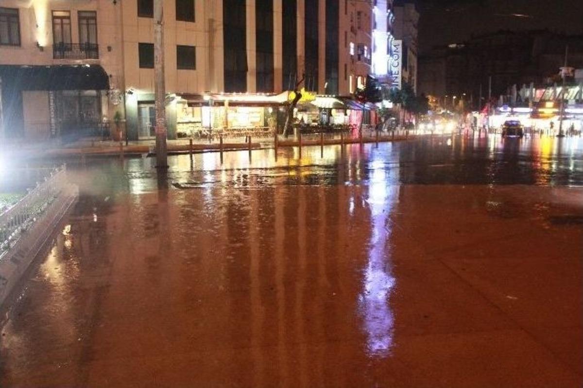 Taksim&rsquo;de Yağış Etkili Oldu