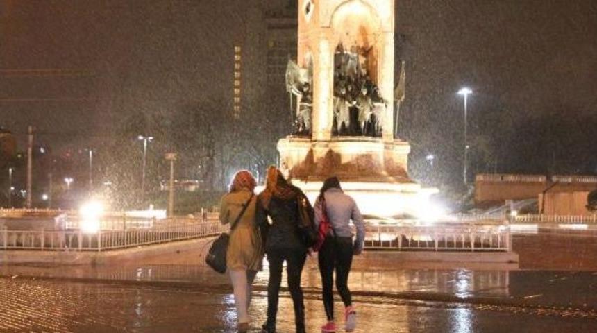 İstanbul'da Gece Yağmur Etkili Oldu