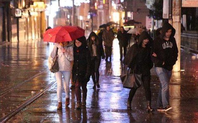 İstanbul'da Gece Yağmur Etkili Oldu