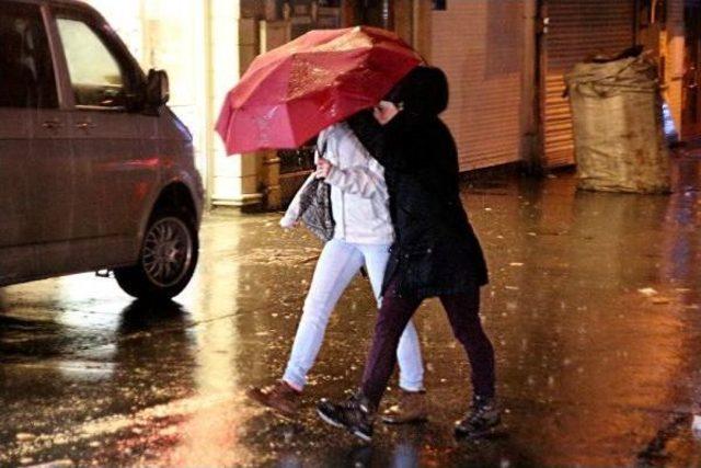 İstanbul'da Gece Yağmur Etkili Oldu