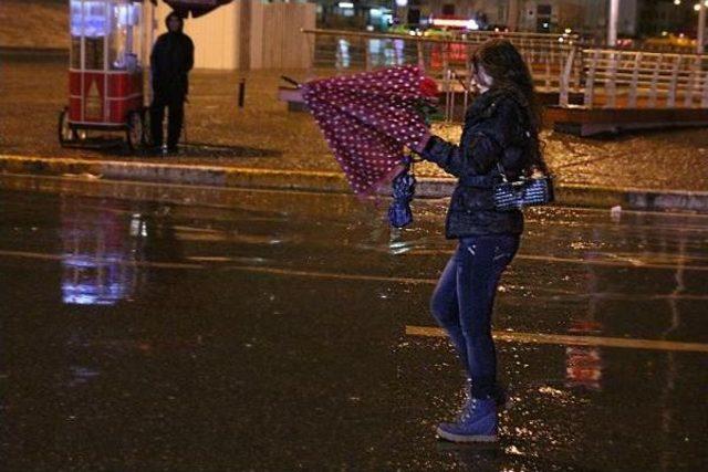 İstanbul'da Gece Yağmur Etkili Oldu