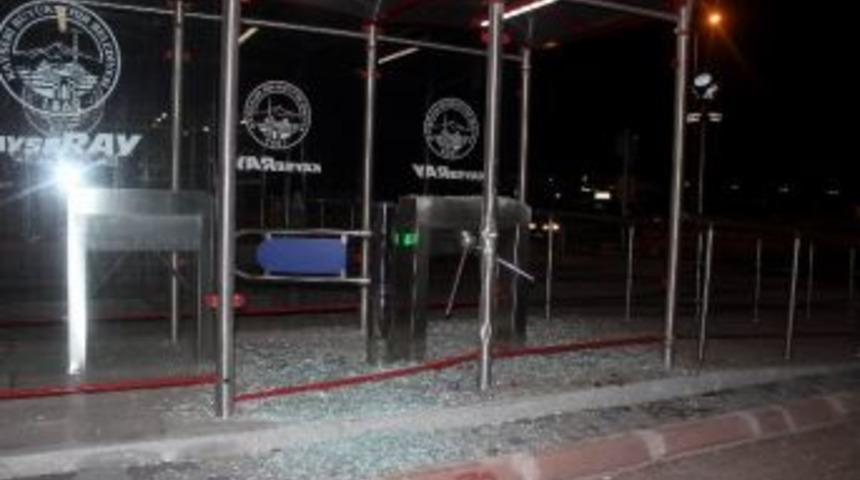 Otomobil Tramvay Durağına Girdi