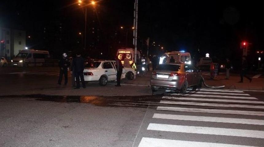 Otomobiller &Ccedil;arpıştı: 3 Yaralı