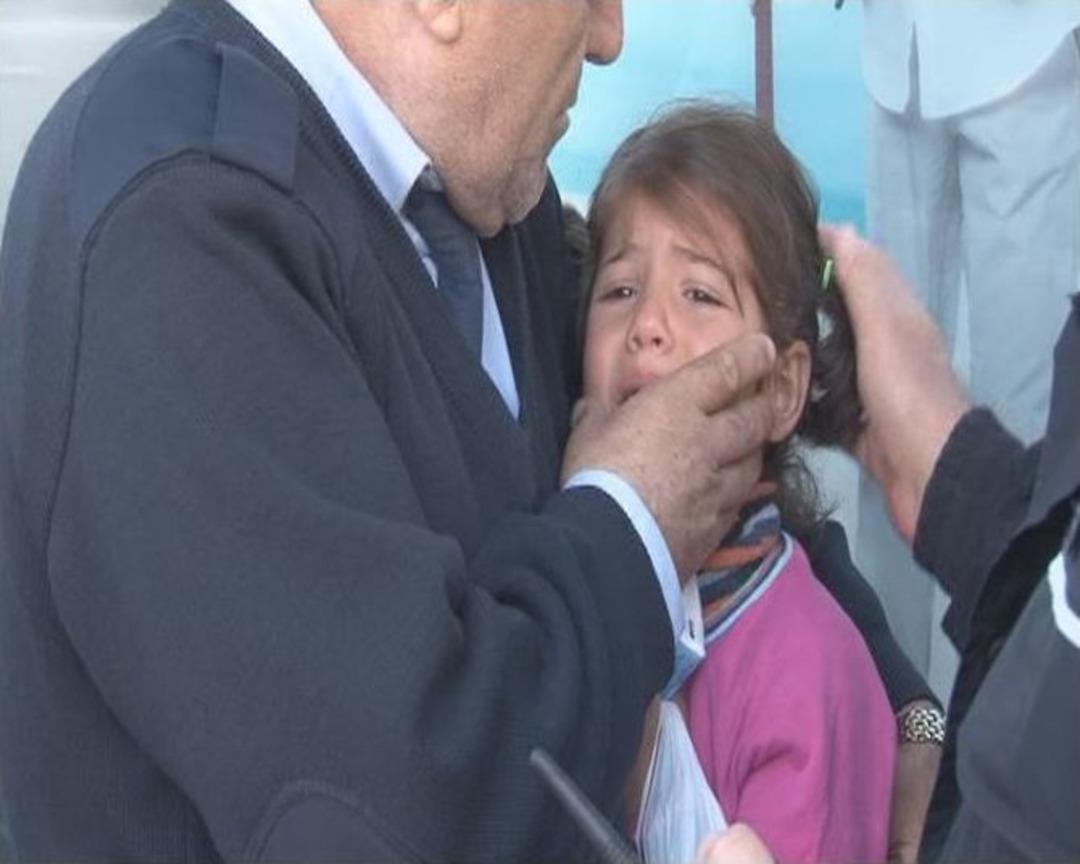 Suriyeli Minik Ayşe&rsquo;ye Babası Mendil Sattırdı, Polis G&ouml;zyaşlarını Sildi