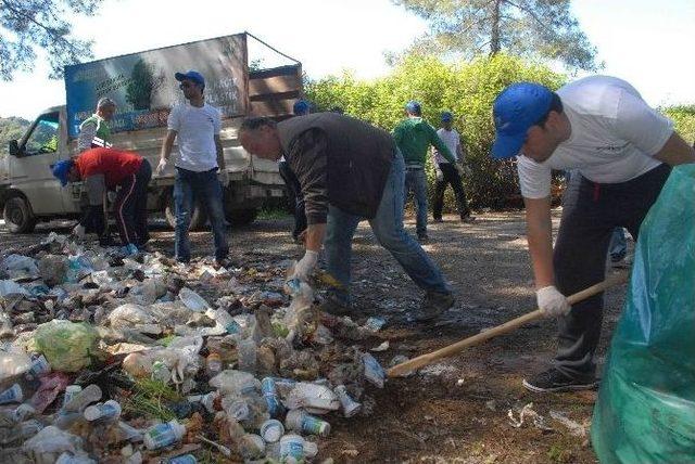 Fethiye’de Hükümlüler Plaj Temizledi