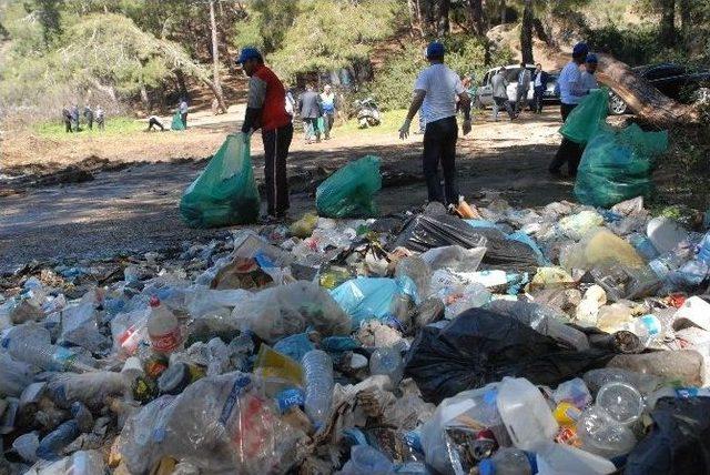 Fethiye’de Hükümlüler Plaj Temizledi