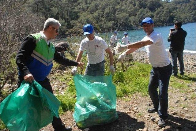 Fethiye’de Hükümlüler Plaj Temizledi