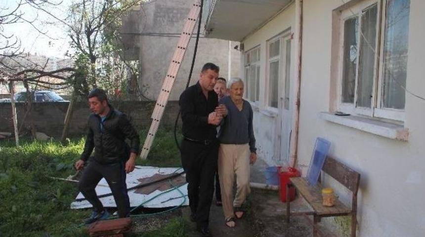 Yaşlı &Ccedil;ifti Yanmaktan İtfaiye Ekipleri Kurtardı