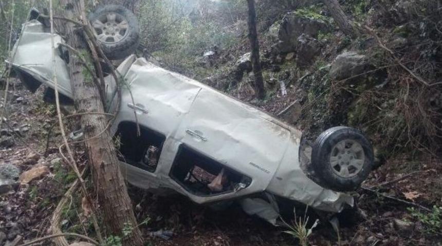 Otomobil U&ccedil;uruma Yuvarlandı: 4 Yaralı