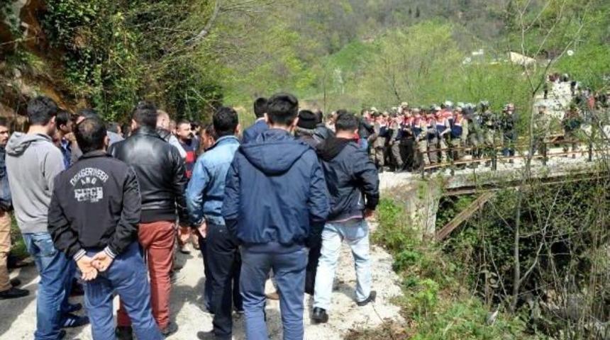 Dhkp-C'li Yayla'nın Cenazesi Toprağa Verilirken Evi Taşlandı