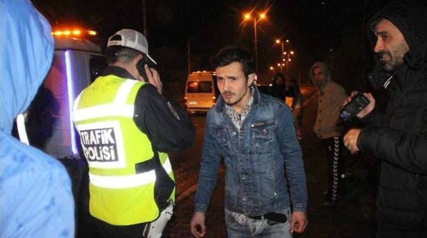 Kaza Yapan Otomobil Karşı Şeride Ge&ccedil;ti