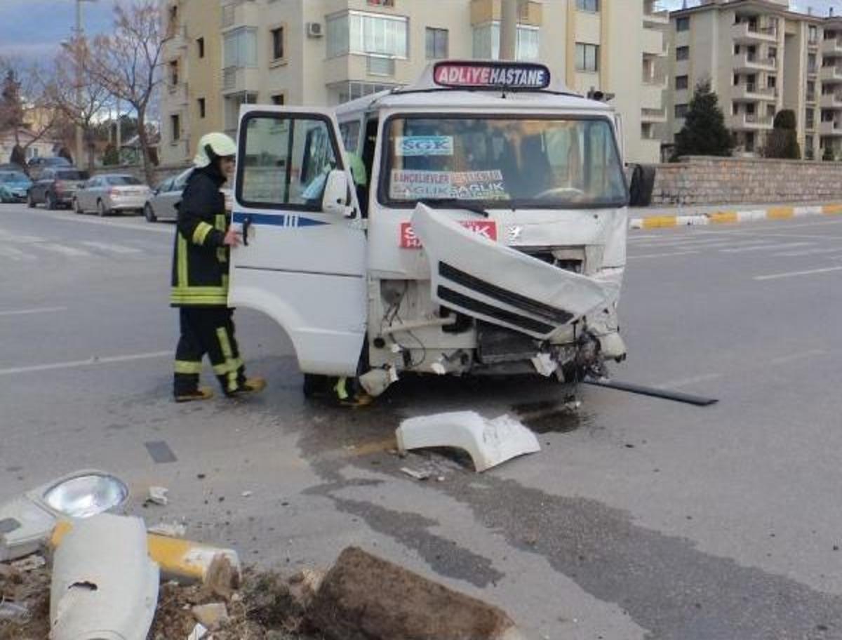 Yolcu Minib&uuml;s&uuml; Ambulansa &Ccedil;arptı: 3 Yaralı