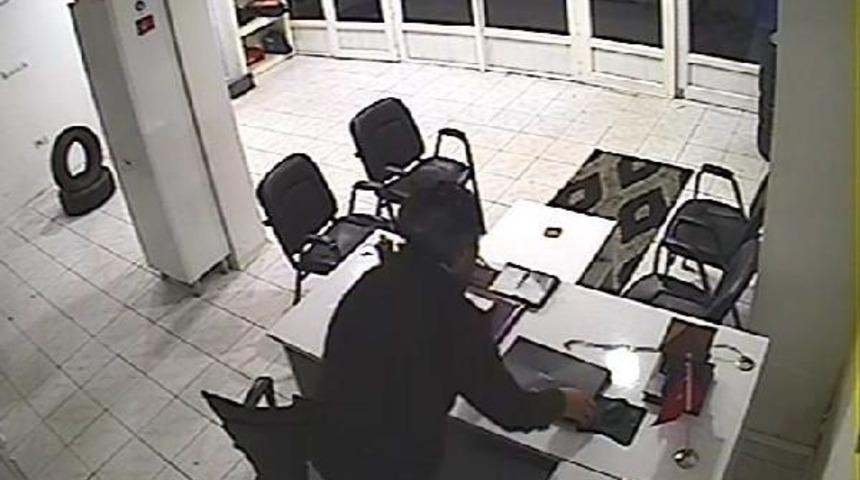 Kapıyı Zorlayıp Işyerine Girdi, Diz&uuml;st&uuml; Bilgisayarı Alıp Ka&ccedil;tı