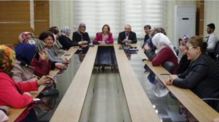 Ak Parti Genel Başkan Yardımcısı &Ouml;znur &Ccedil;alık: