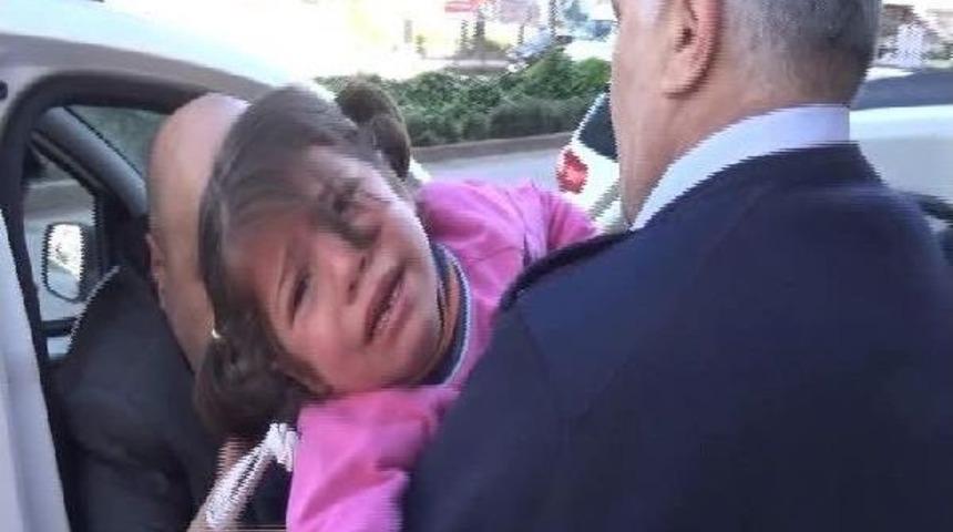 Mendil Sattırılan Suriyeli Ayşe, Trafikte Korkunca G&ouml;zyaşına Boğuldu
