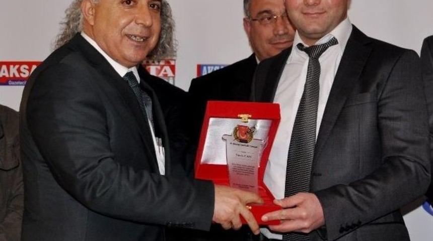 Gazetecilere Plaket Verilerek Rozet Takıldı