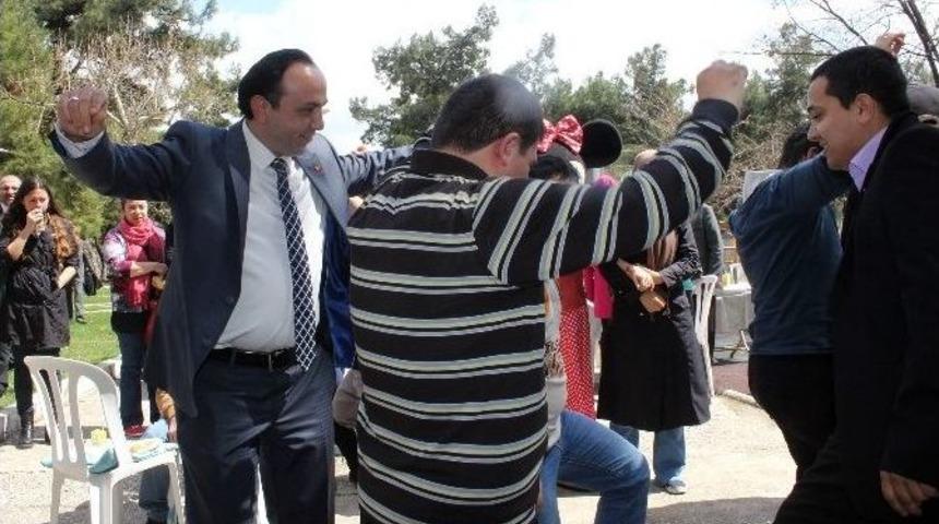 K&uuml;reci Engellilerle Zeybek Oynadı