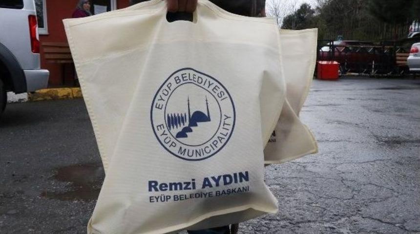 Ey&uuml;p Belediyesi, İhtiya&ccedil; Sahiplerine Gıda Yardımını S&uuml;rd&uuml;r&uuml;yor