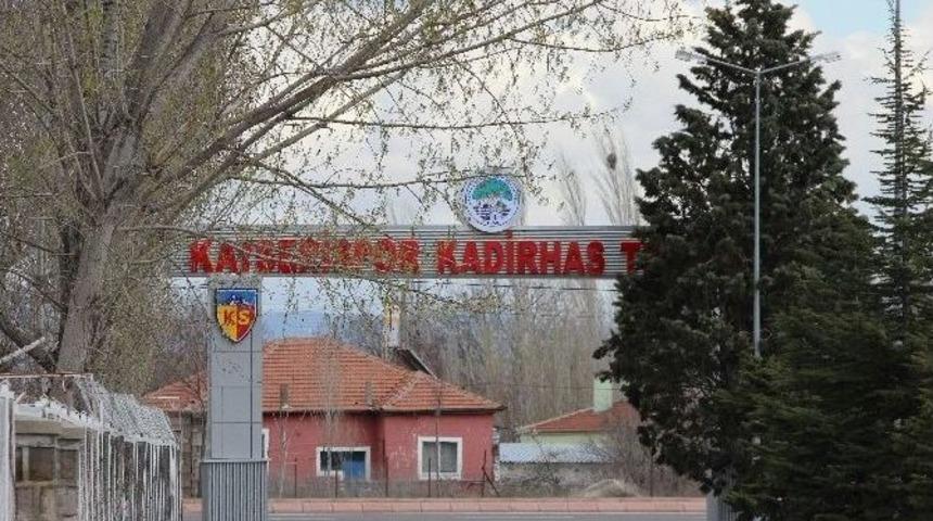 Kayserispor&rsquo;un Tesislerinin Giriş Kapısına Makyaj Yapıldı