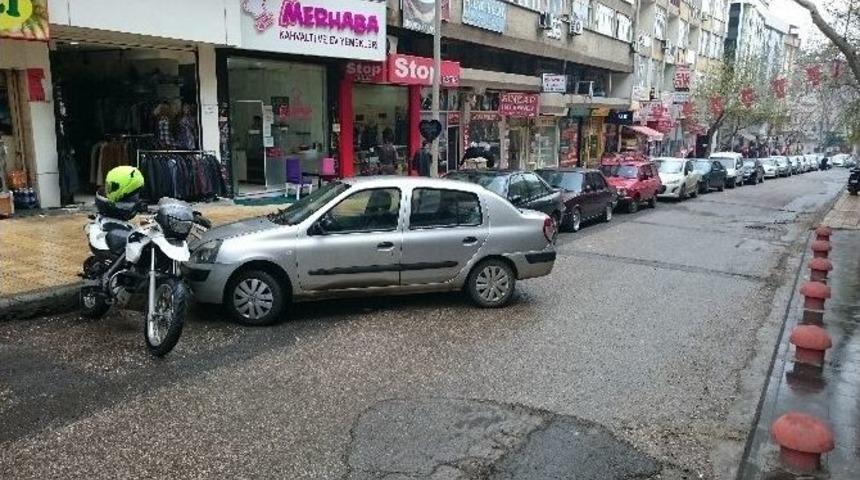 Kaldırımlar Otopark Oldu