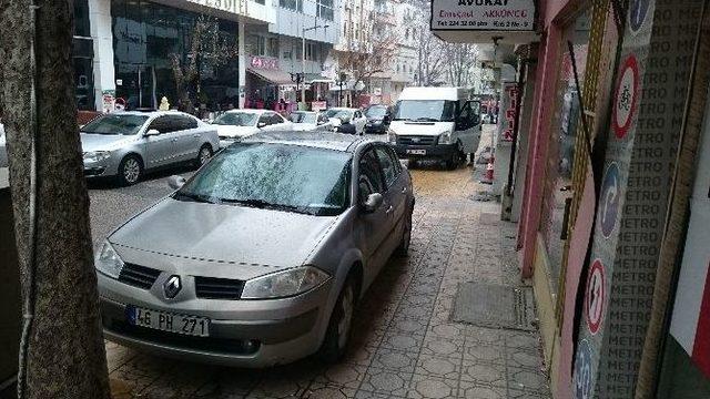 Kaldırımlar Otopark Oldu