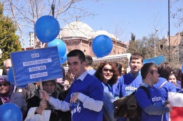 Otizme Dikkat Çekmek İçin Yürüdüler 1