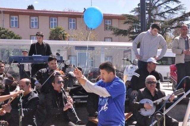 Otizme Dikkat Çekmek İçin Yürüdüler 2