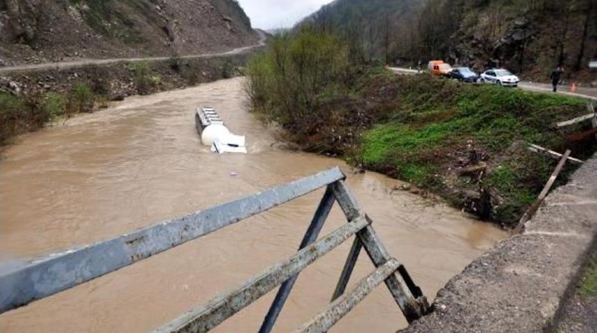 Irmağa U&ccedil;an Tır'ın S&uuml;r&uuml;c&uuml;s&uuml; Y&uuml;zerek Kurtuldu