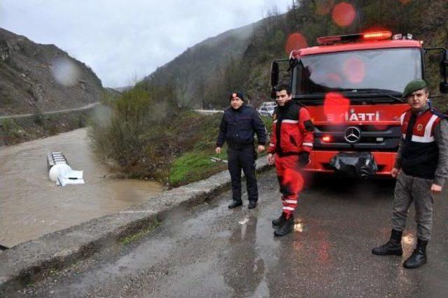 Irmağa Uçan Tır'ın Sürücüsü Yüzerek Kurtuldu