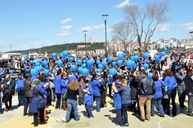 Otizmli Gençler Mavi Balonlarla Yürüdü