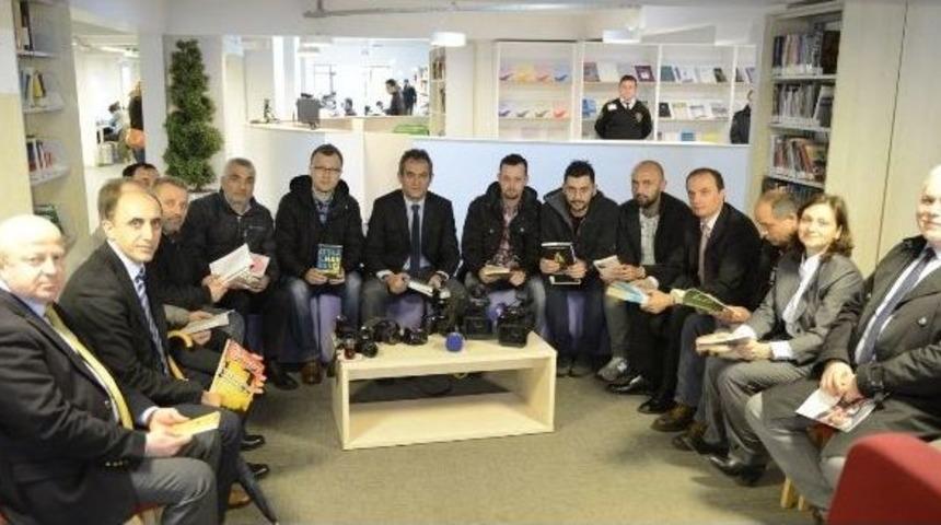 Rekt&ouml;r &Ouml;zer, Basın Mensuplarıyla Kitap Okudu