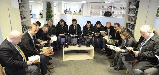 Rektör Özer, Basın Mensuplarıyla Kitap Okudu