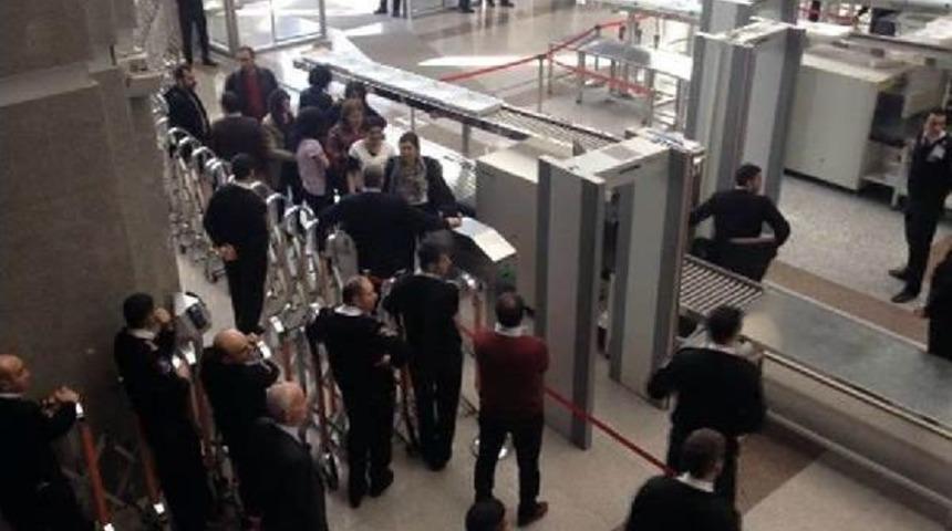 Adliye Girişinde Aranma Gerginliğine &Ccedil;evikkuvvet M&uuml;dahale Etti; 1 Kadın Avukat Yaralı