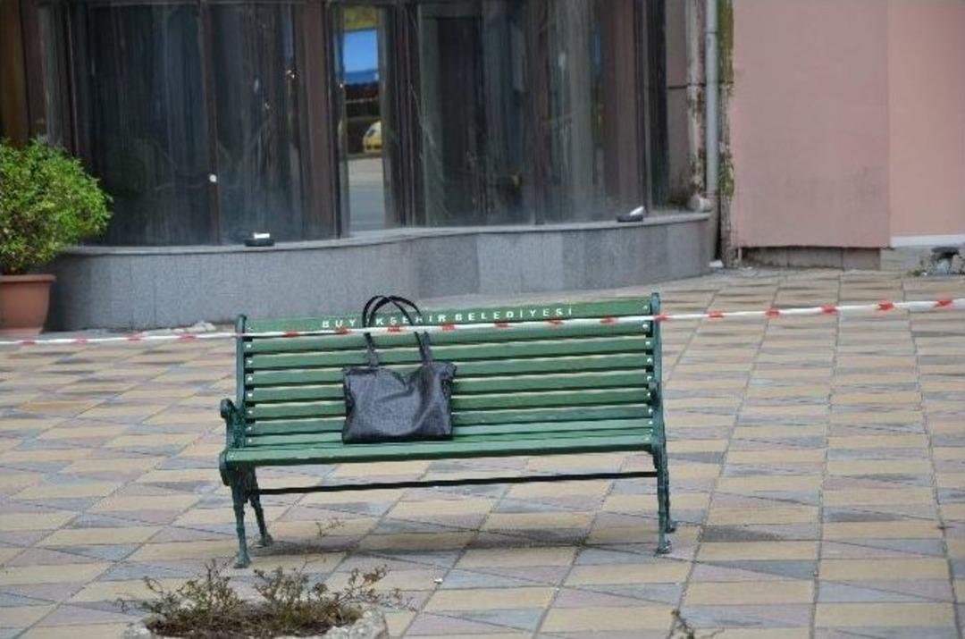 Maaşı &Ccedil;eken Kadın El &Ccedil;antasını Bankta Unuttu Polis Alarma Ge&ccedil;ti