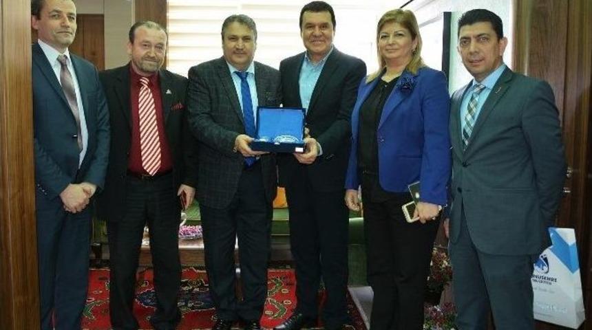 &Uuml;nl&uuml; Sanat&ccedil;ı Mithat K&ouml;rler&rsquo;den Başkan &Ccedil;er&ccedil;i&rsquo;ye Ziyaret