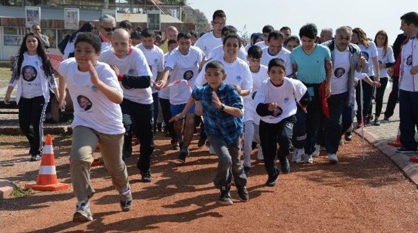 Otizmli &Ccedil;ocuklar Farkındalık Oluşturmak İ&ccedil;in Koştu