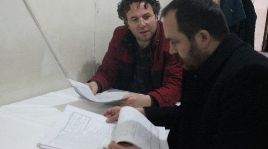 &Ccedil;ay Ocağı Sahibi Okumayı Teşvik Etmek İ&ccedil;in Eski Gazeteleri Okutuyor