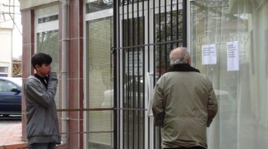 Kadın Iş&ccedil;i Rapor Alamayınca Doktor, Hemşire Ve Ebelere Saldırdı