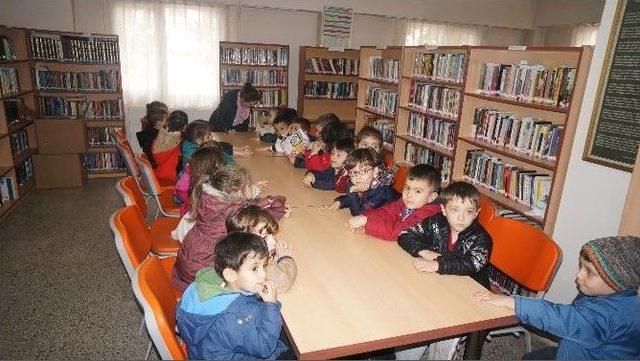 Minik &Ouml;ğrenciler K&uuml;t&uuml;phaneyle Tanıştı 1