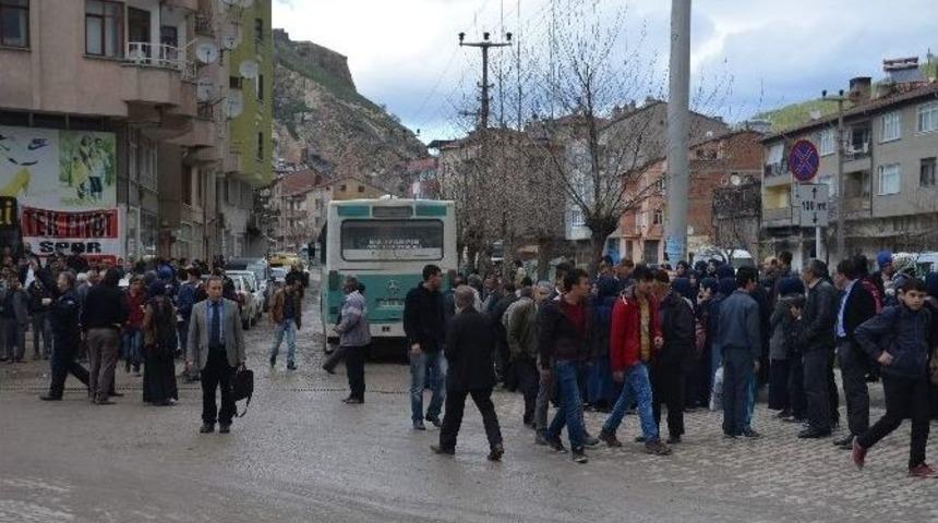 Servis Otob&uuml;s&uuml; &Ouml;ğrencilere &Ccedil;arptı: 2 Yaralı