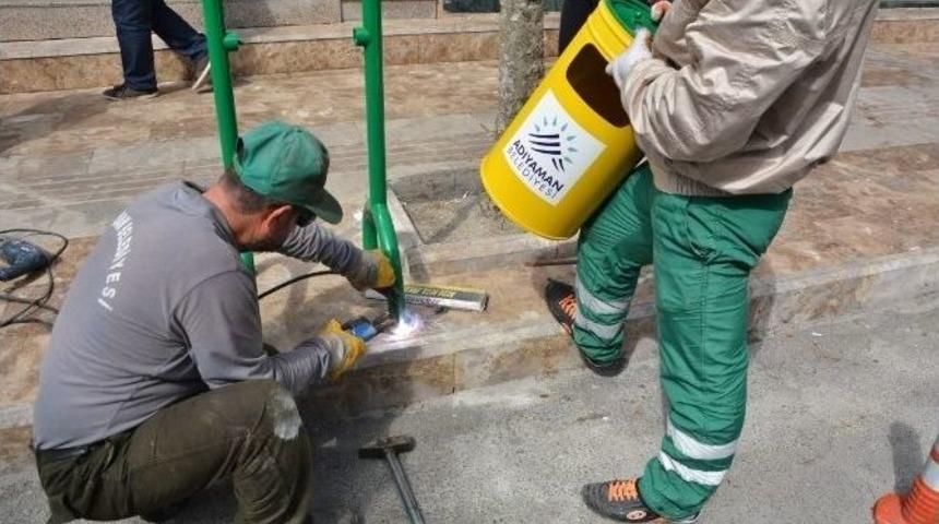 Kaldırımlara &Ccedil;&ouml;p Kutuları Yerleştiriliyor
