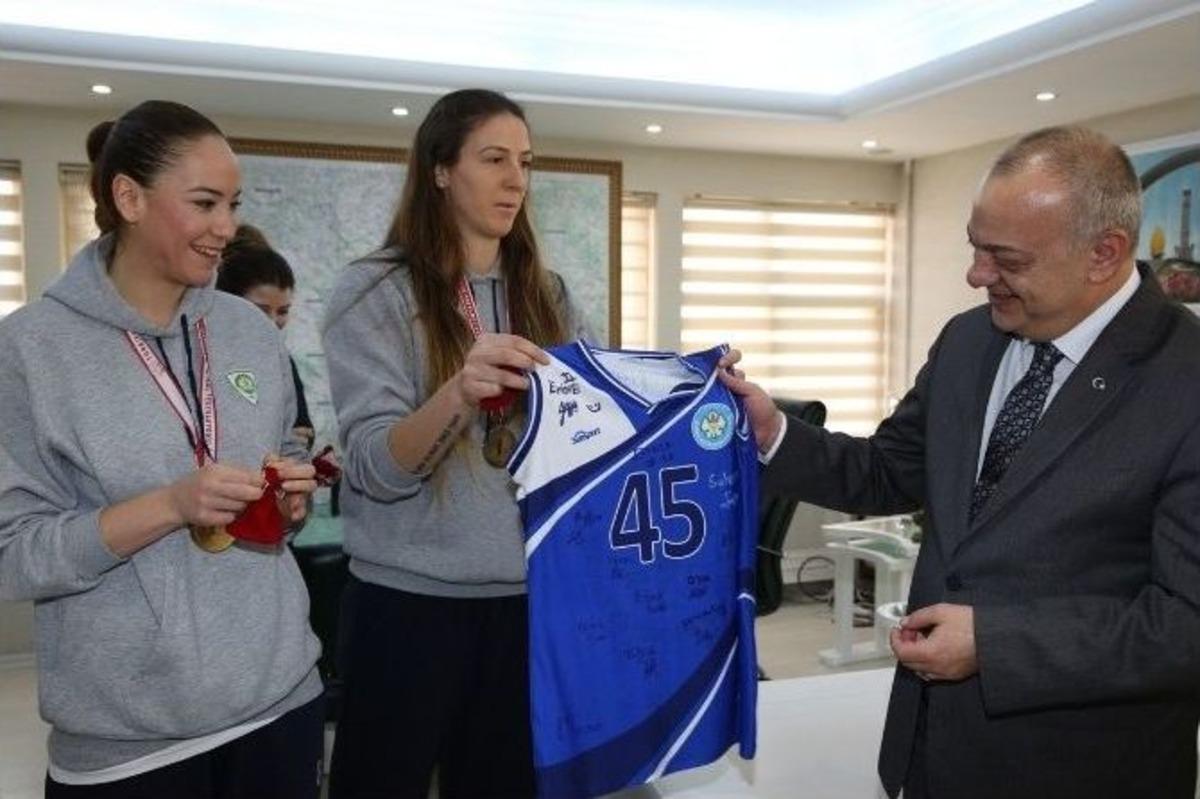 Sultanlar Şampiyonluk Kupasını Başkan Erg&uuml;n&rsquo;e Verdi