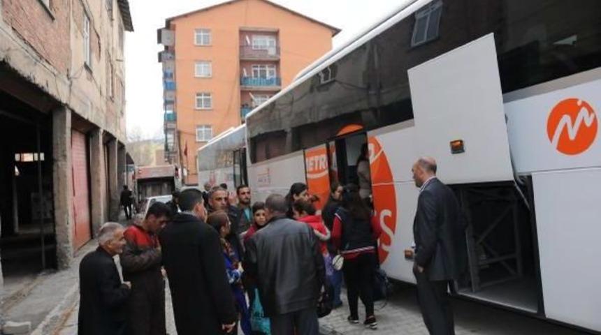 Hakkari'den 500 Kişi, &Ouml;calan'ın Doğum G&uuml;n&uuml; I&ccedil;in Halfeti'ye Gitti