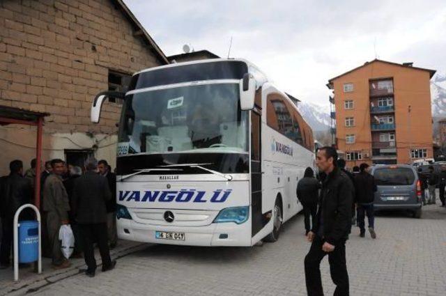 Hakkari'den 500 Kişi, Öcalan'ın Doğum Günü Için Halfeti'ye Gitti