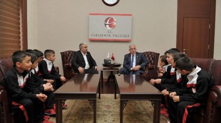 Bel&ccedil;ika Yolcusu Emirdağsporlu Futbolculardan Vali Tuna&rsquo;ya Ziyaret