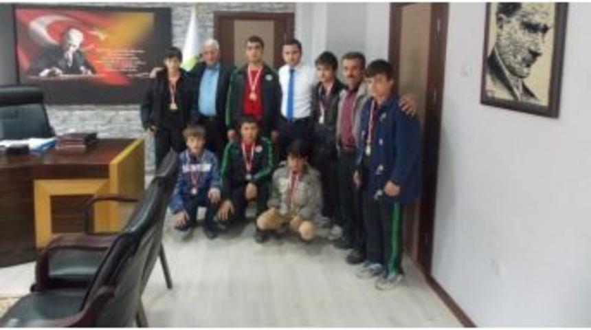 Uzundere Kaymakamı Arslan T&uuml;rkiye &Uuml;&ccedil;&uuml;nc&uuml;s&uuml; Olan Takımı &Ouml;d&uuml;llendirdi