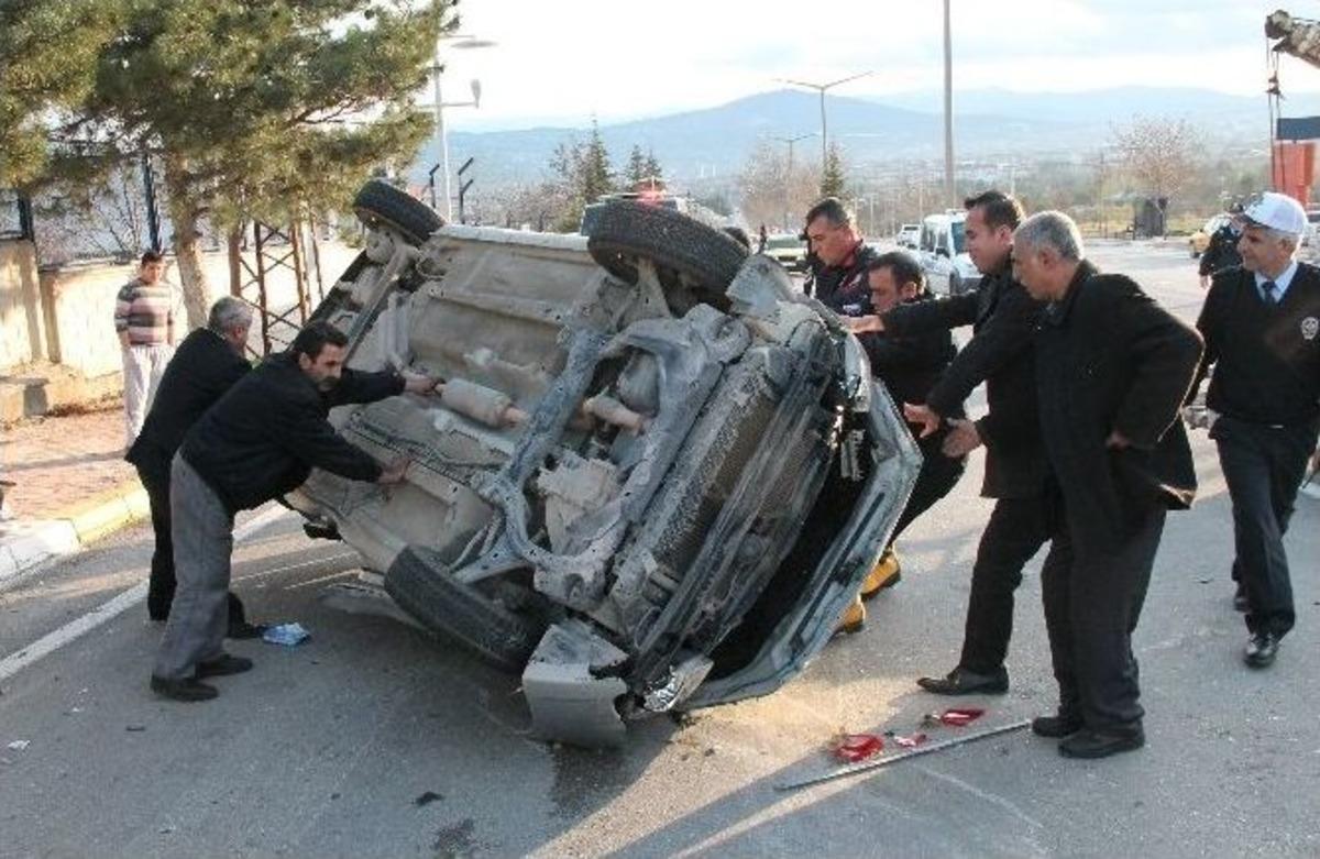 Direk Ve Lambalara &Ccedil;arpan Otomobil Ters D&ouml;nd&uuml;: 4 Yaralı