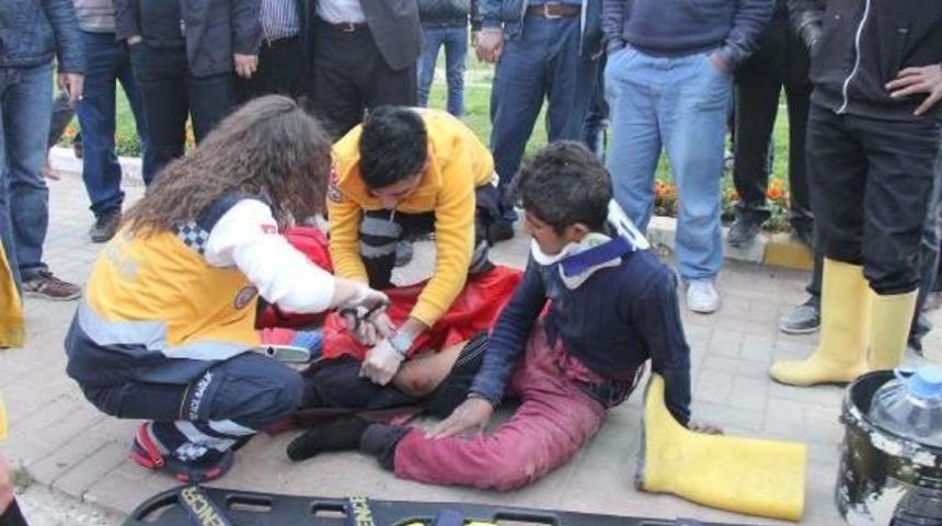 S&uuml;r&uuml;c&uuml;s&uuml;n&uuml;n Ehliyetsiz Ve Kasksız Kullandığı Motosiklet Devrildi: 2 Yaralı